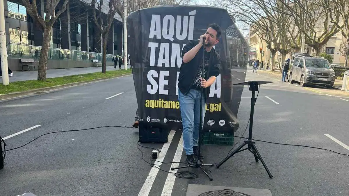 Grande Amore cantando  na mobilizaci&oacute;n deste s&aacute;bado. (Foto: N&oacute;s Diario)