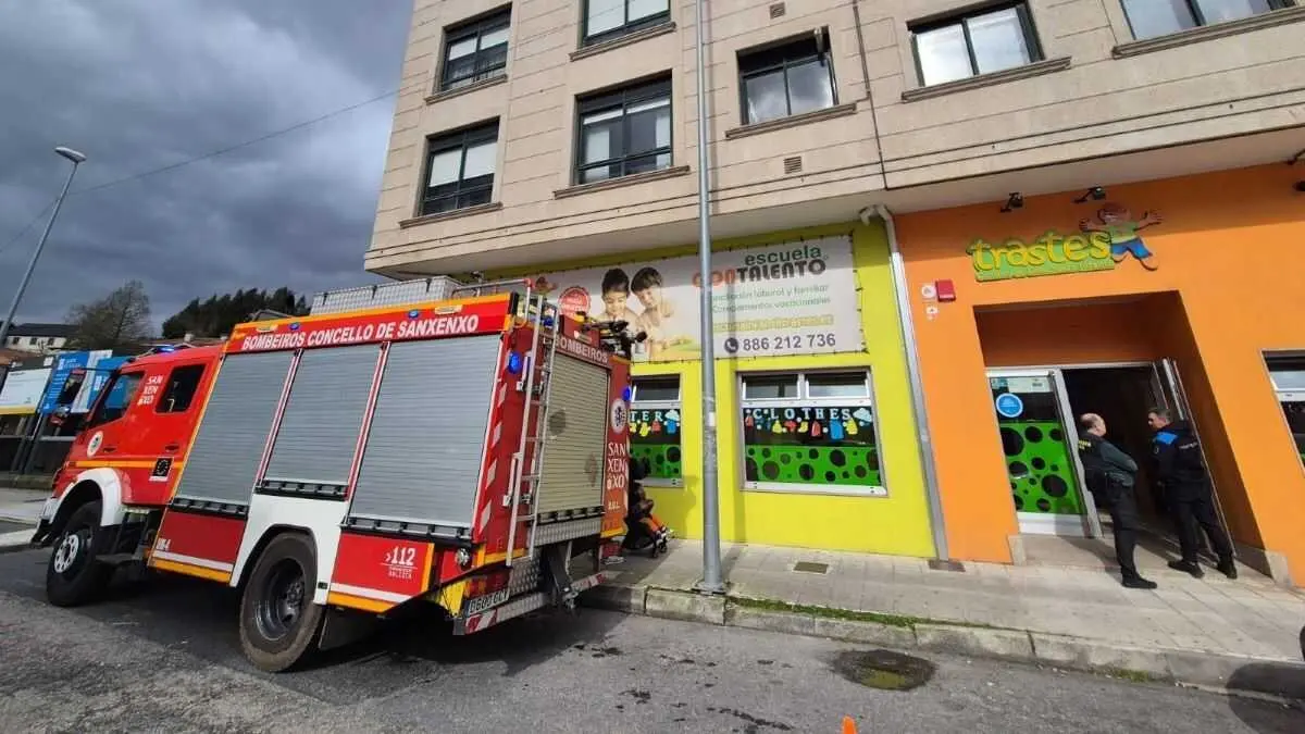 Os Bombeiros no lugar do suceso, en Poio, esta terza feira. (Foto: Polic&iacute;a Local de Poio)