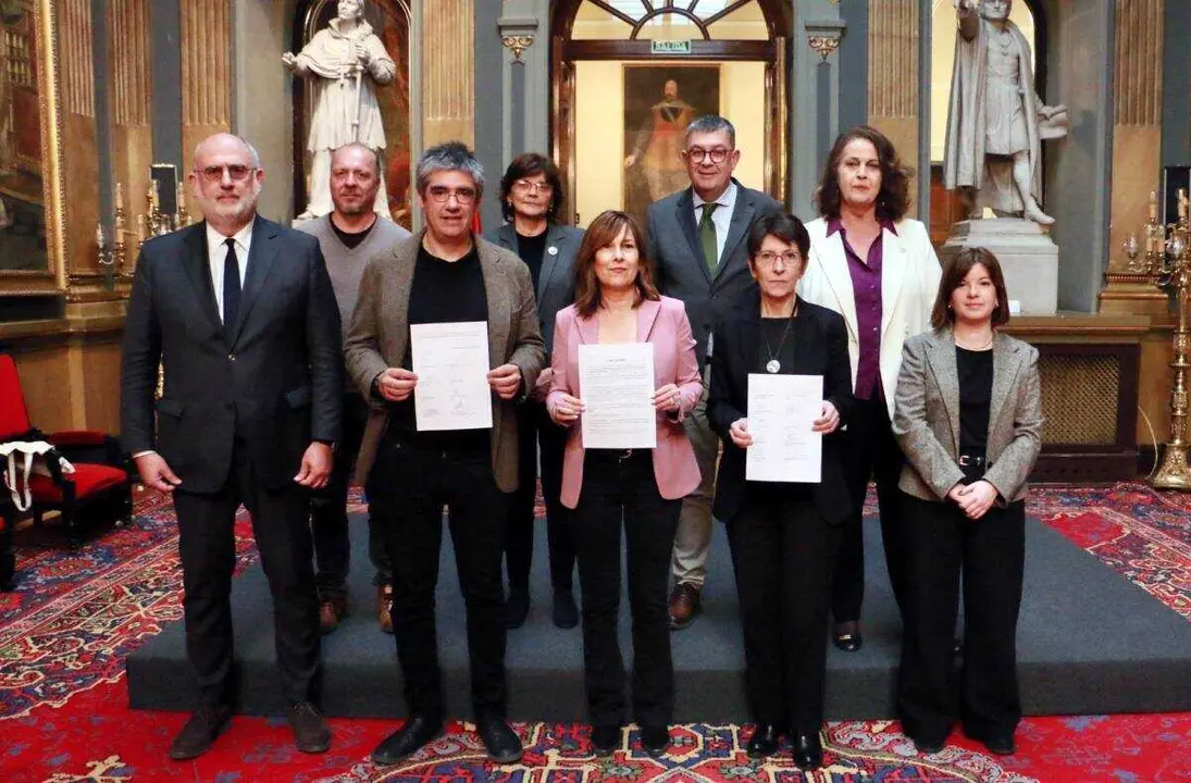 Presentaci&oacute;n da solicitude da retida do busto de Fraga no Senado, a pasada sexta feira. (Foto: N&oacute;s Diario)