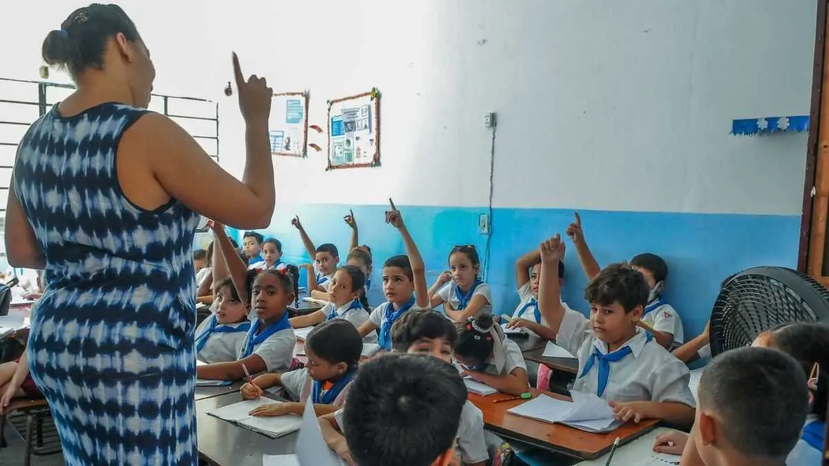 As escolas de Infantil e Primaria de Cuba contin&uacute;an en modalidade presencial malia ao bloqueo e a escaseza de combust&iacute;bel. (Foto: Presidencia de Cuba)