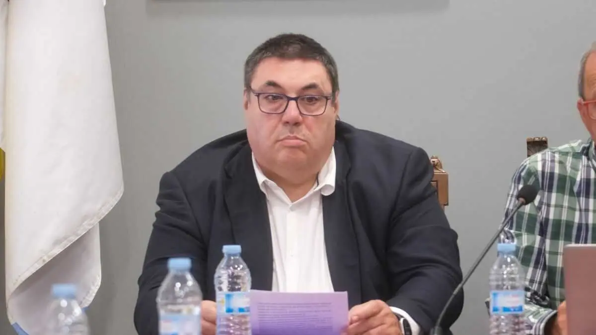 O alcalde de Noia, Francisco P&eacute;res Caama&ntilde;o, durante o pleno da oci&oacute;n de censura. (Foto: Arxina / Europa Press)