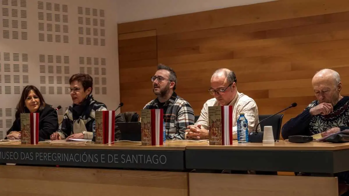 Natividade Gonz&aacute;lez, Pilar Reino, Ricardo Pichel, Suso Vila e Francisco Rodr&iacute;guez, na presentaci&oacute;n o 27 de febreiro en Compostela. (Foto: Xan Muras)