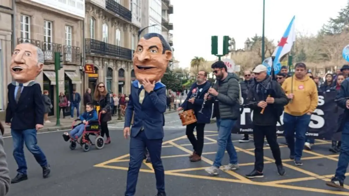 Manifestaci&oacute;n en defensa do ensino p&uacute;blico en Compostela. (Foto. N&oacute;s Diario)