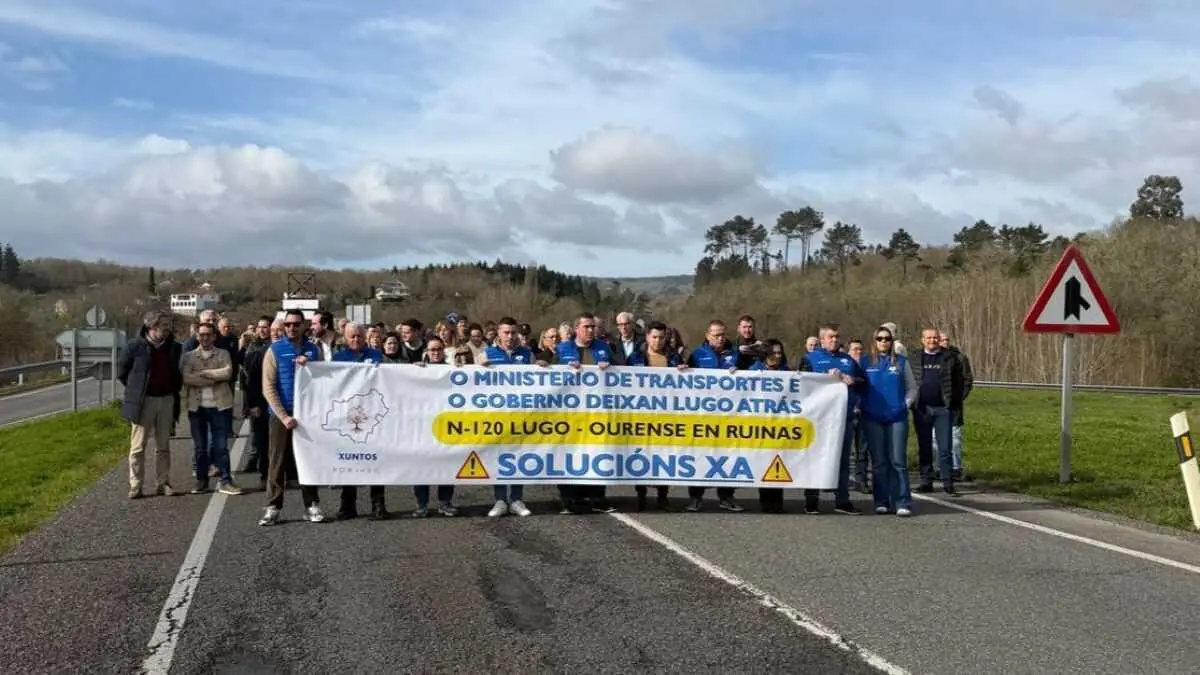 Manifestaci&oacute;n de Xunto por Lugo na N-120 ao seu paso por Sober para denunciar o "deteriorado estado" da estrada. (Foto: N&oacute;s Diario)