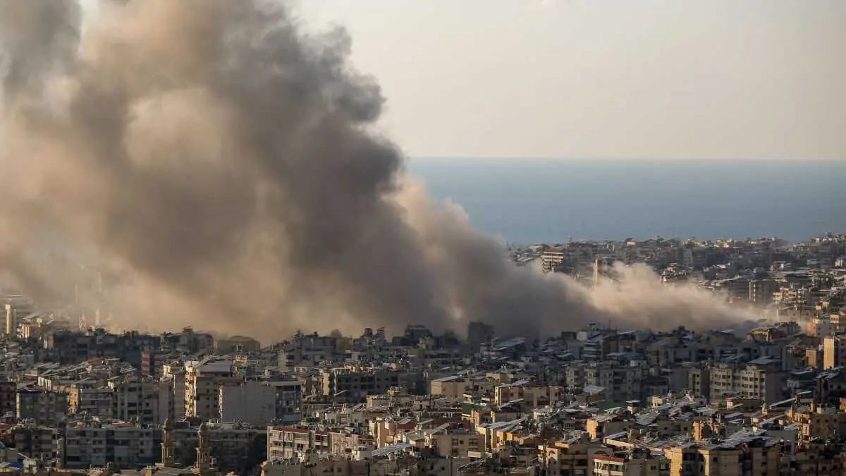 Fume tras un ataque a&eacute;reo de Israel en Burj al-Barajneh, un suburbio do sur de Beirut. (Foto: Marwan Naamani / ZUMA Press Wire)