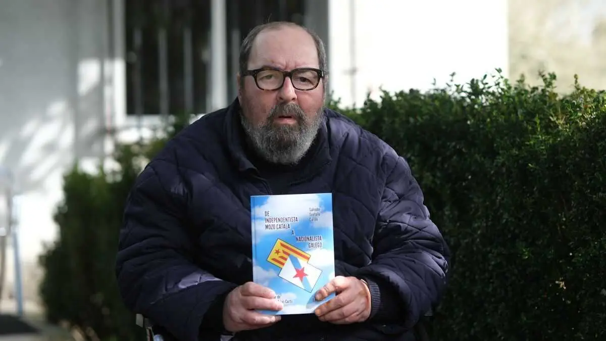 O escritor Salvador Soutullo co seu libro biogr&aacute;fico nas mans. (Foto: Arxina)