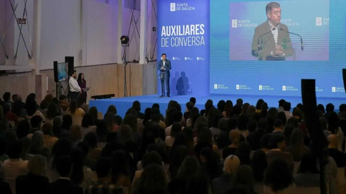 Rom&aacute;n Rodr&iacute;guez ante os 690 auxiliares de conversa que dan apoio este curso ao alumando galego, o 1 de outubro. (Foto: Xunta da Galiza)