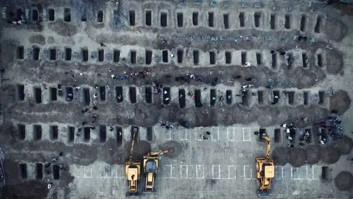 Tumbas das nenas asasinadas nun bombardeo sobre unha escola de Minab, no Ir&aacute;n. (Foto: Ministerio de Exteriores do Ir&aacute;n)