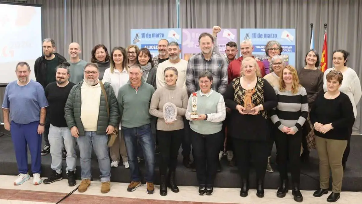 Paulo Carril, no centro, con representantes dos sectores galardoados cos premios 8 e 10 de Marzo. (Foto: N&oacute;s Diario)