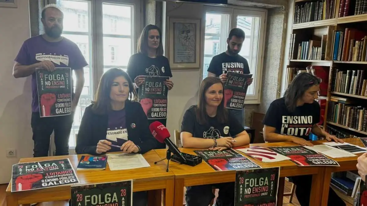 Comba Campoi, Laura Arroxo e Ana Cabanelas, na mesa. F&eacute;lix Roca, Maruxa Mart&iacute;&ntilde;ez e Suso Conde, de p&eacute;, esta segunda feira. (Foto: N&oacute;s Diario)
