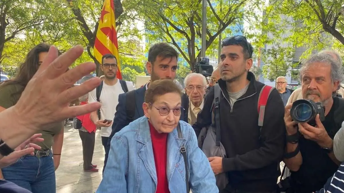 A activista represaliada polo franquismo Blanca Serra i Puig, o 19 de maio de 2025, &aacute; s&uacute;a chegada &aacute; sede da Fiscal&iacute;a de Barcelona. (Foto: Europa Press)