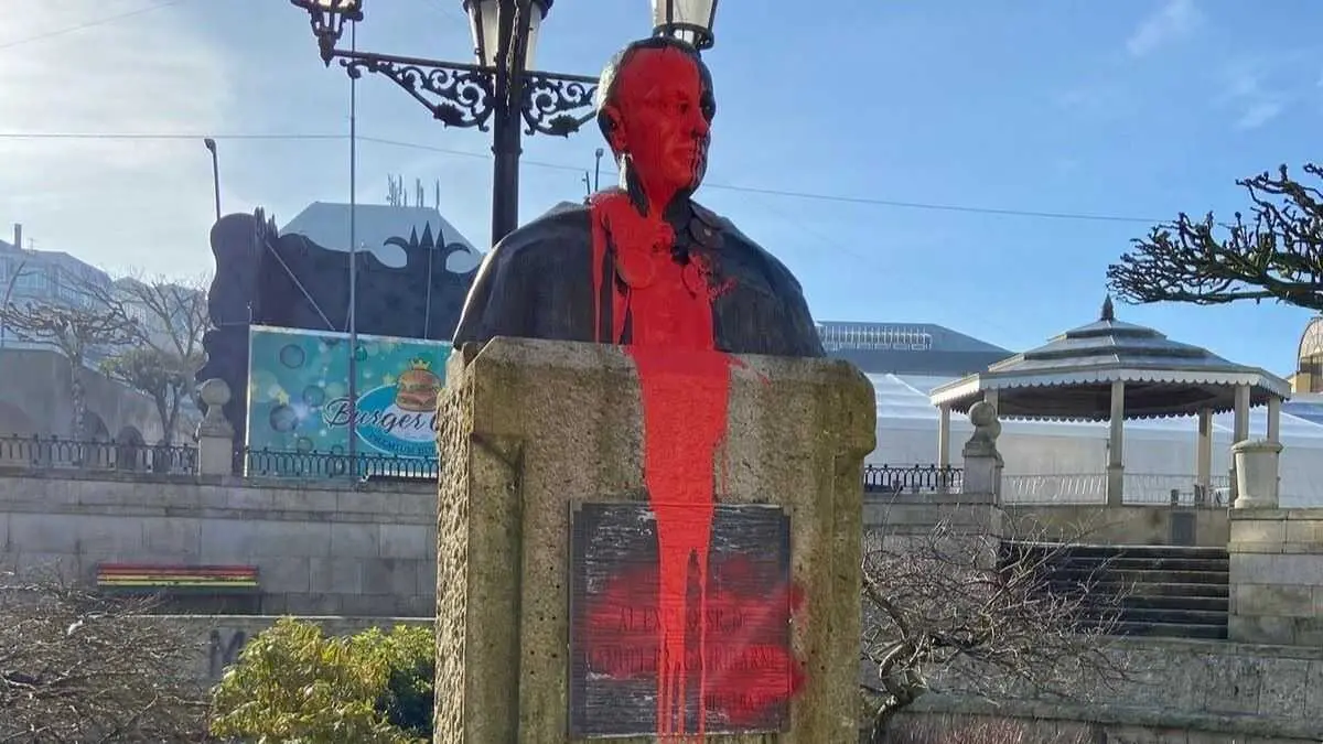 O busto de Manuel Fraga cuberto de pintura vermella en Vilalba (A Terra Ch&aacute;) o pasado 22 de febreiro. (Foto: Europa Press)