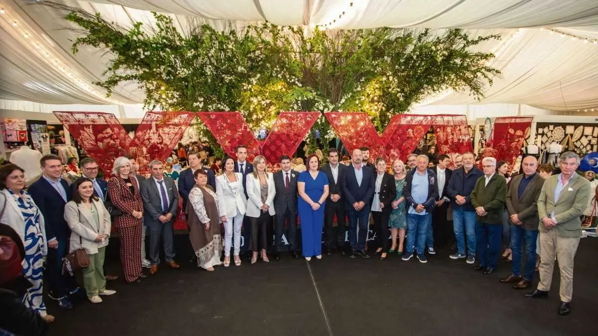 A inauguraci&oacute;n da mostra, esta cuarta feira , en Camari&ntilde;as. (Foto: Concellos de Camari&ntilde;as)