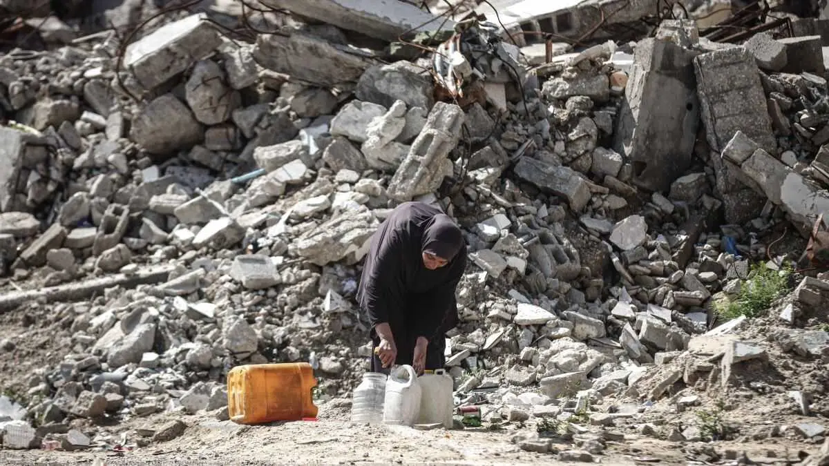 Unha muller palestina, &aacute; procura de auga no medio da destruci&oacute;n e a deterioraci&oacute;n das condici&oacute;ns de vida en Nusiarat, Gaza. (Moiz Salhi / Zuma Press / ContactoPhoto)