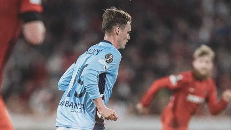 Williot Swedberg conducindo esta quinta feira o bal&oacute;n en Friburgo. (Foto: RC Celta)