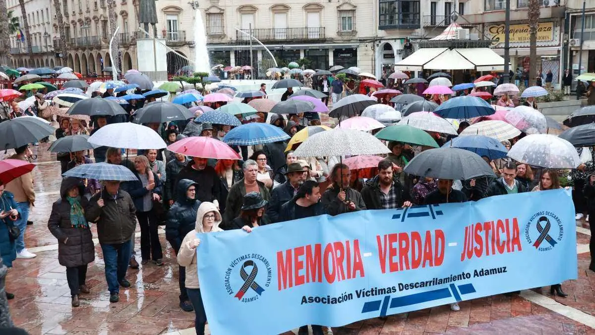 Marcha convocada pola Asociaci&oacute;n V&iacute;timas do Descarrilamento de Adamuz o 20 de marzo en Huelva. (Foto: Roc&iacute;o Ruz - Europa Press)