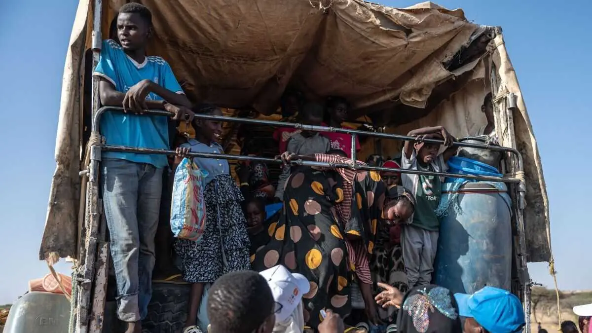 Refuxiadas sudanesas emprendendo a s&uacute;a viaxe lonxe da casa. (Foto: Europa Press / Contacto / Wang Guansen)