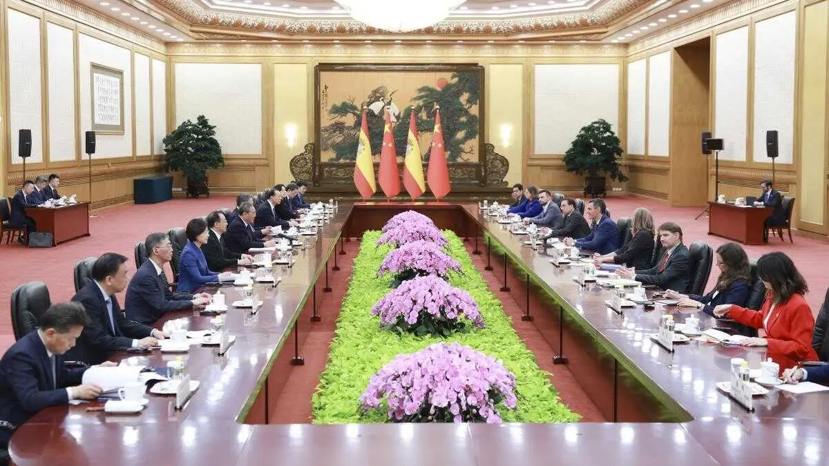 Delegaci&oacute;ns chinesa e espa&ntilde;ola durante as conversas bilaterais que tiveron lugar esta terza feira 14 de abril en Beijing. (Foto: Huang Jingwen / Xinhua News / Europa Press / Contacto Photo)