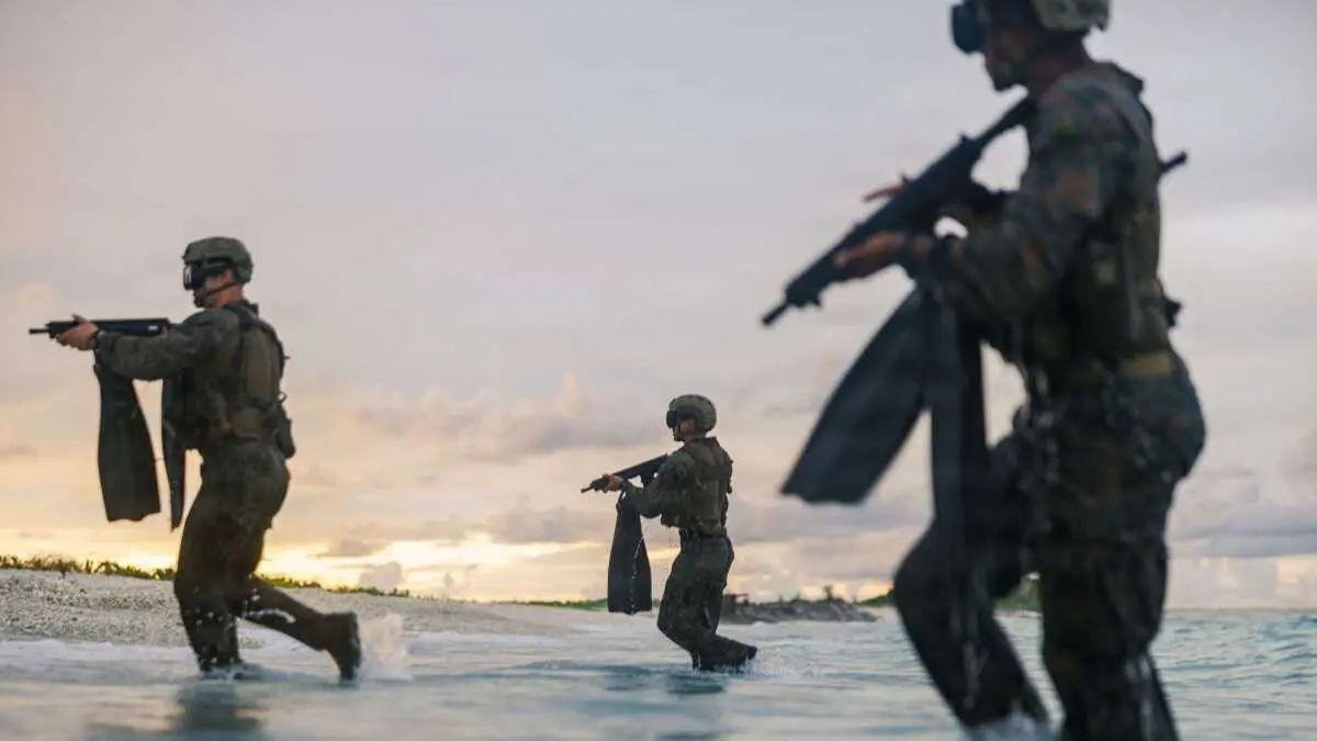 Marines dos Estados Unidos durante un ensaio de asalto anfibio en Diego Garcia, na ilas de Chagos, hai menos de tres semanas. (Foto: Europa Press / Contacto / Lcpl. Victor Gurrola / U.S. Ma)