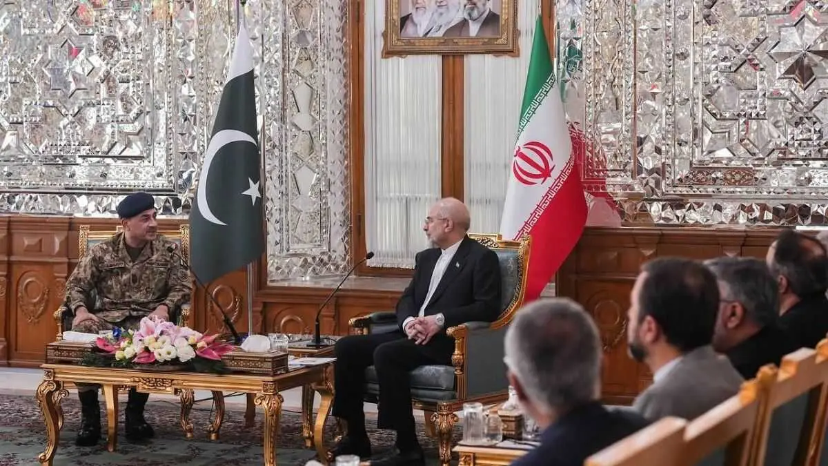 O xefe do ex&eacute;rcito paquistan&iacute;, Asim Munir, onte en Tehran co presidente do Parlamento iraniano Mohamad Baqer Qalibaf. (Foto: Tasnim)