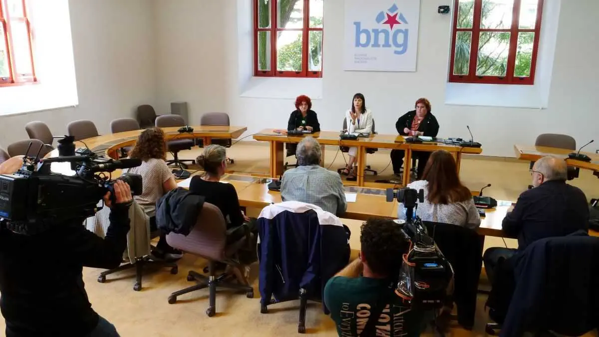 Ana Pont&oacute;n na reuni&oacute;n desta sexta feira con persoal dos PACs. (Foto: BNG)
