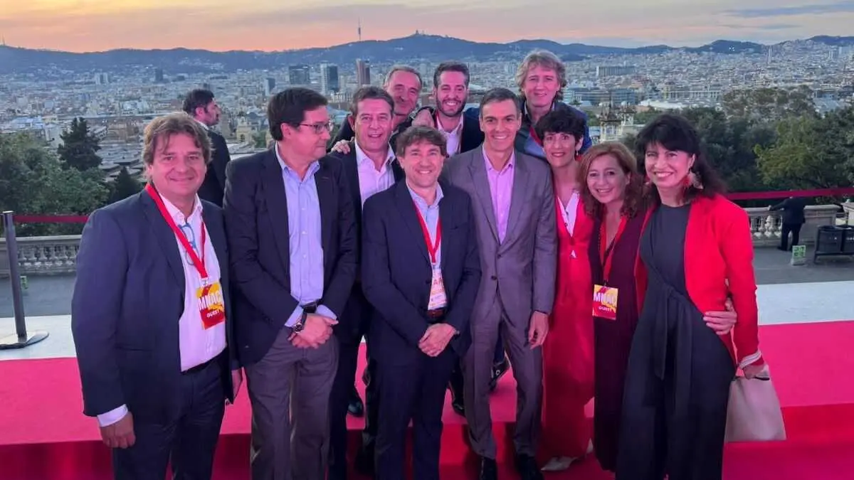 G&oacute;mez Besteiro xunto a Pedro S&aacute;nchez e outros l&iacute;deres socialistas este 18 de abril en Barcelona. (Foto: N&oacute;s Diario)
