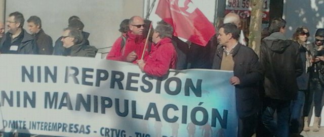 Imaxe da concentración diante do Parlamento galego contra a manipulación na CRTVG