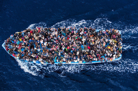 Caiuco con migrantes no Mediterráneo_Imaxe ACNUR