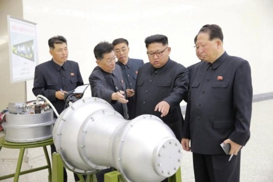 Kim Jong-un, segundo pola dereita, nunha imaxe difundida por Corea do Norte