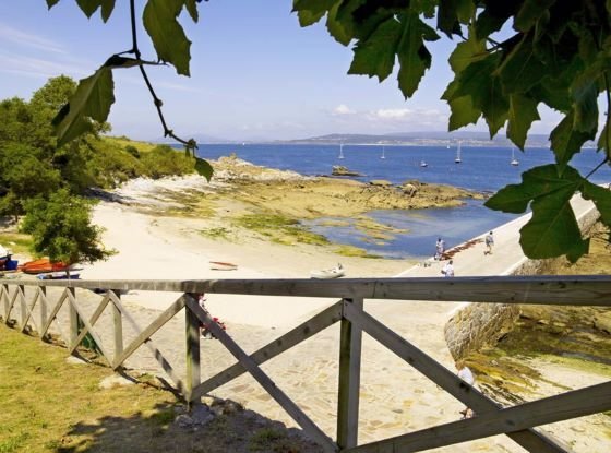 Praia das Dornas, na Illa de Ons [Imaxe: turismo.gal]