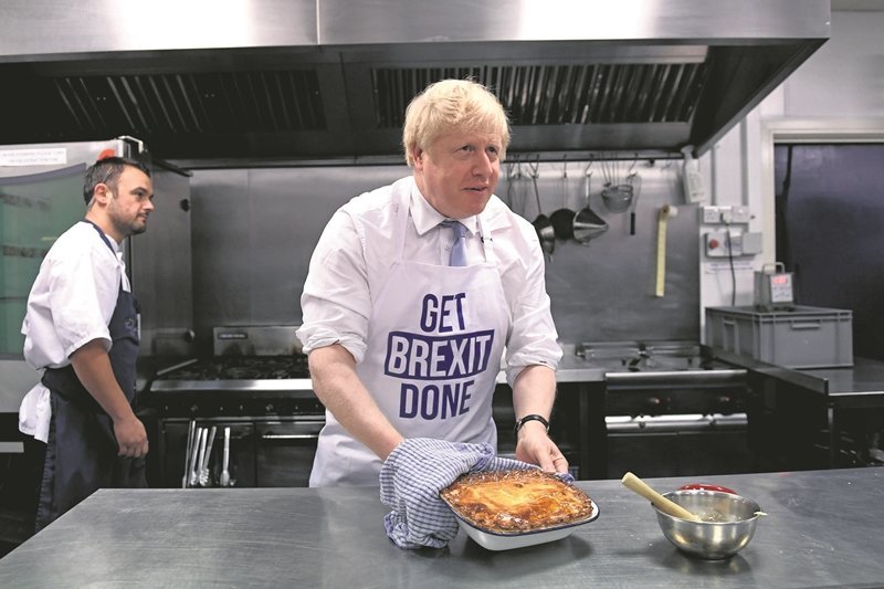 11 December 2019, England, Derby: UK Prime Minister Boris Johnson (R) holds a freshly bakes pie during a visit to the Red Olive caterer as part of his campaign ahead of UK General Election which will be held on 12 December 2019. Photo: Stefan Rousseau/PA Wire/dpa
ONLY FOR USE IN SPAIN

11 December 2019, England, Derby: UK Prime Minister Boris Johnson (R) holds a freshly bakes pie during a visit to the Red Olive caterer as part of his campaign ahead of UK General Election which will be held on 12 December 2019. Photo: Stefan Rousseau/PA Wire/dpa

12/11/2019 ONLY FOR USE IN SPAIN