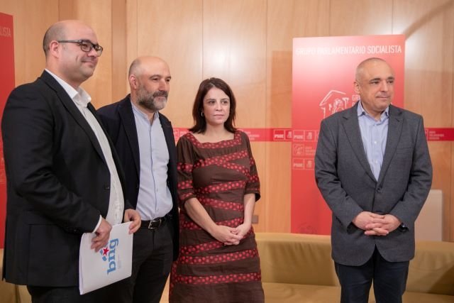 Rubén Cela e Néstor Rego con Adriana Lastra e Rafael Simancas (Europa Press) 