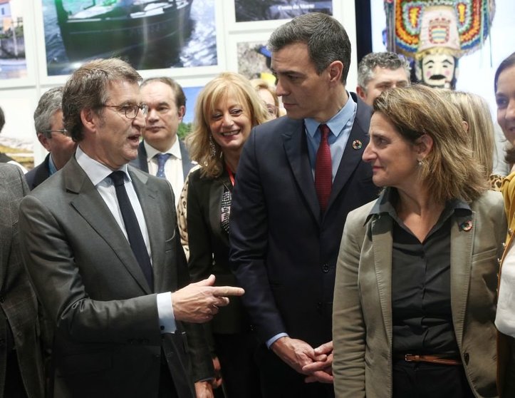 O presidente do Goberno galego con Pedro Sánchez na feira do turismo Fitur, en Madrid (Europa Press).