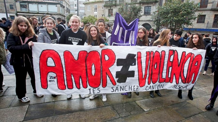 Acción do alumnado do IES Sánchez Cantón de Pontevedra o 25 de novembro, Día Internacional Contra a Violencia Machista (Imaxe: En negro contra as violencias).