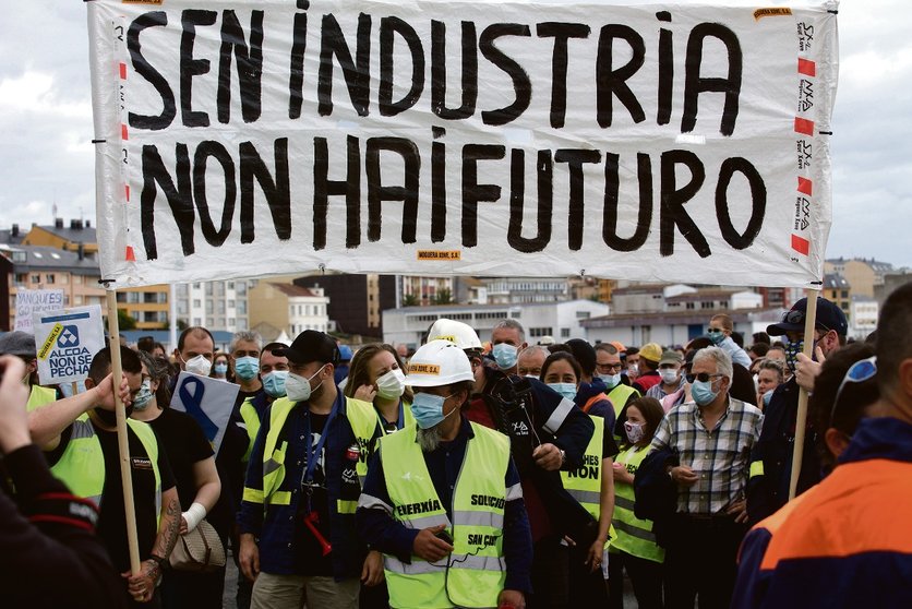 Traballadoras e traballadores de Alcoa manifestándose en Foz (Europa Press)