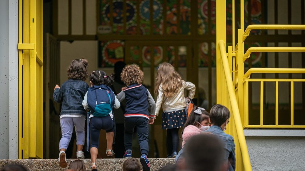 Nenos e nenas entrando nun colexio. (Foto: EP).