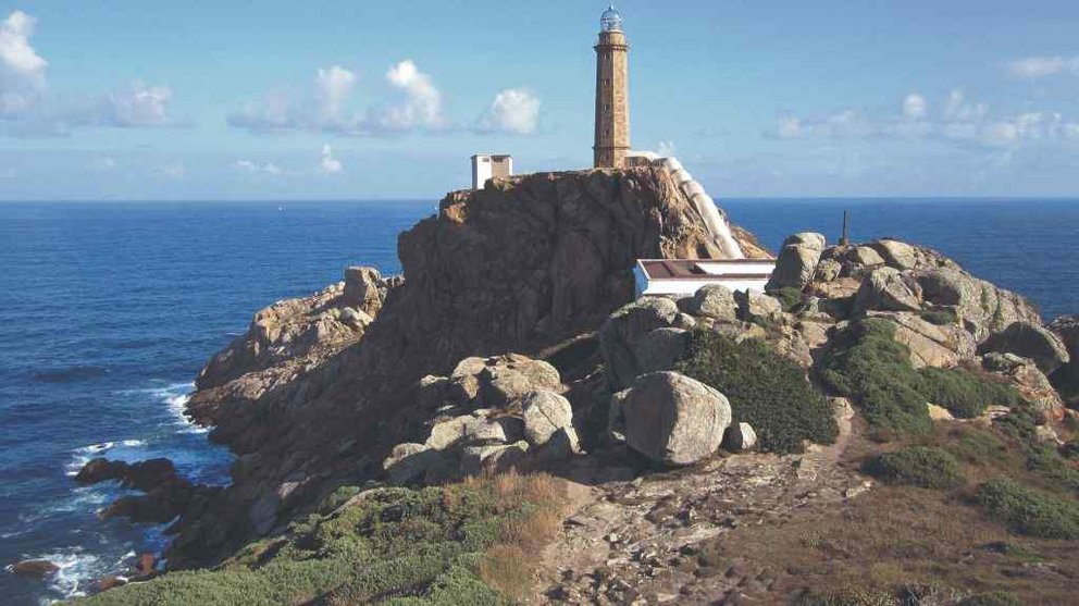 Cabo Vilán e illotes de Vilán de Terra e Vilán de Fóra, declarado Sitio Natural  de Interese Nacional en 1933. O faro foi o primeiro do Estado en funcionar  con corrente eléctrica (desde 1896) (Foto: Colectivo Xea).