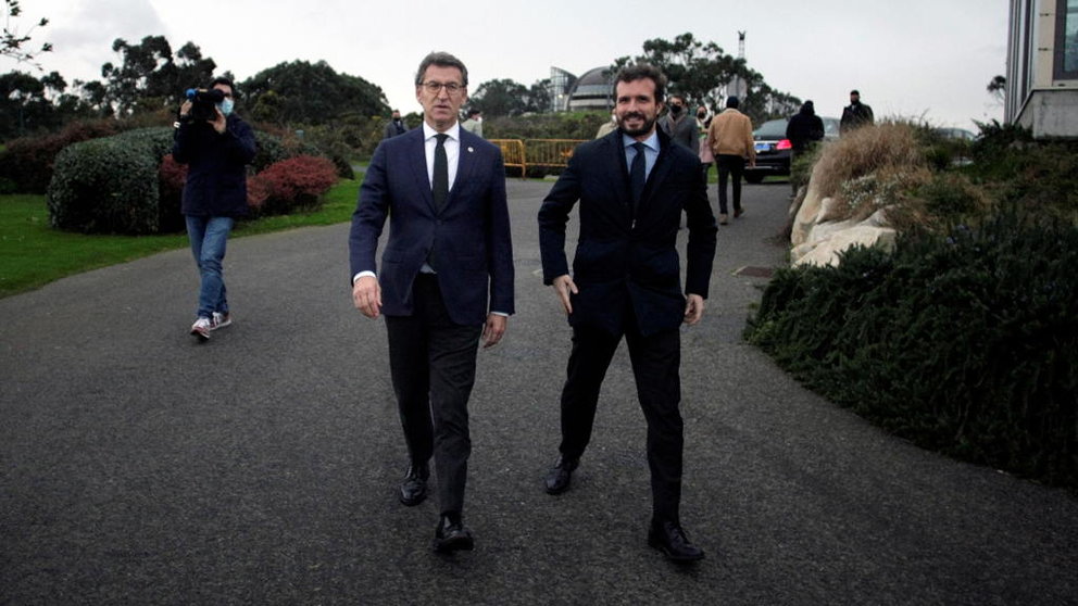 Pablo Casado e Alberto Núñez Feixoo saíron do restaurante sen máscara, no monte de San Pedro, A Coruña. (Foto: Nós Diario)