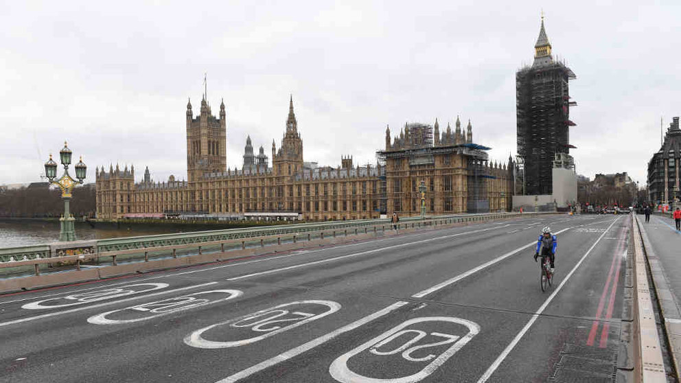 Un ciclista pasa pola baleira ponte de Westminster en Londres (Stefan Rousseau / PA Wire / Dpa)