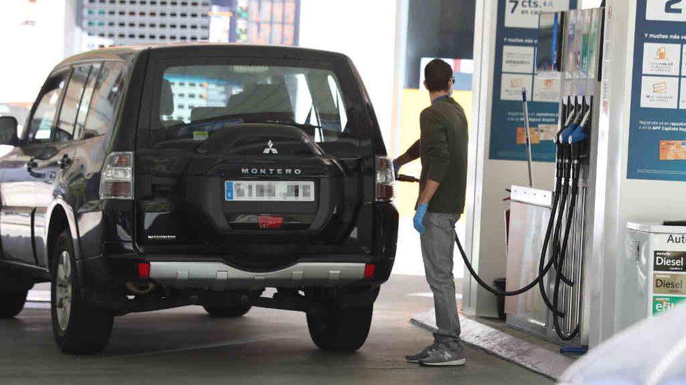 Unha persoa enche o depósito do seu vehículo nunha gasolineira (Foto: Europa Press).