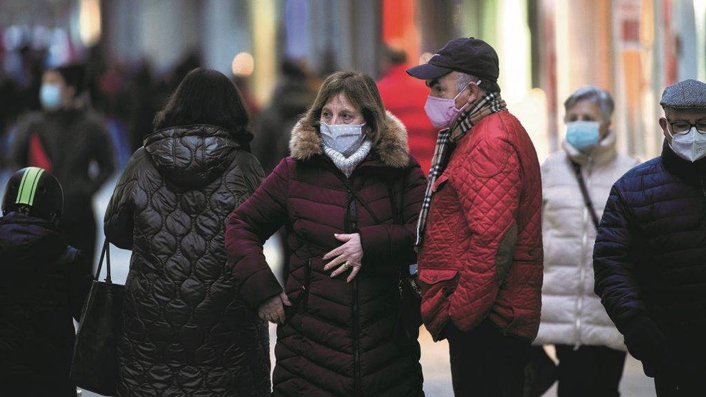 Unha muller e un home camiñan portando máscara polas rúas da cidade de Lugo (Foto: Carlos Castro/Europa Press).