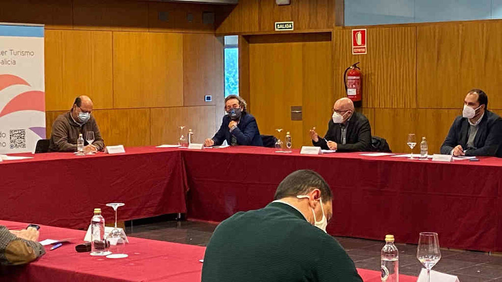 O vicepresidente e responsábel de Turismo da Deputación da Coruña, Xose Regueira, intervindo na xuntanza sobre a hostalaría (Deputación da Coruña)