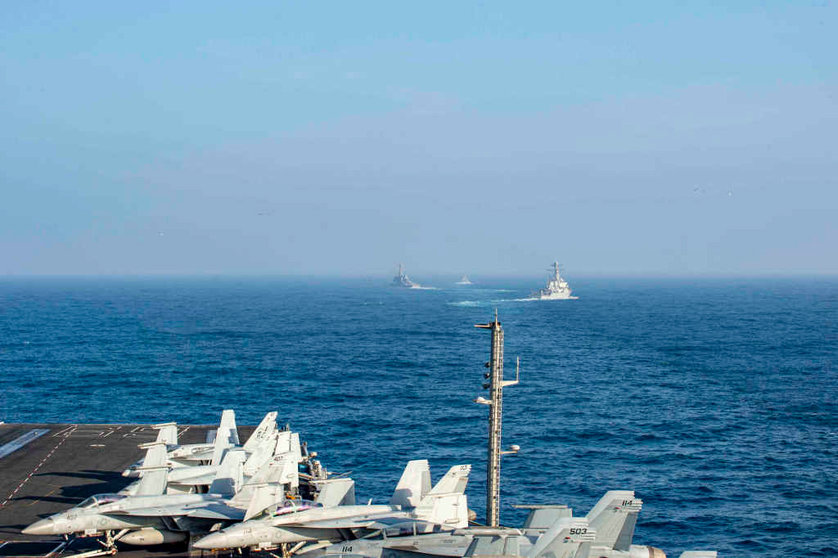 Buques dos Exércitos dos EUA e Marrocos desde o portavións que encabezou as manobras. (Foto: Pinske / US Navy)