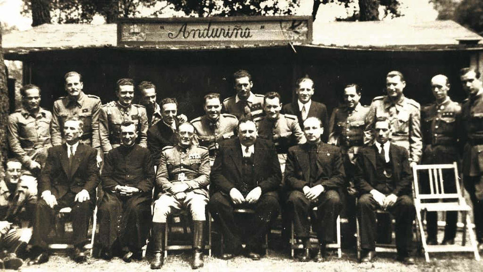 Militares do campamento de Baio, alcalde de Zas e autoridades locais na celebración do 8 de xullo de 1943. (Foto: José Vidal - Laxe)