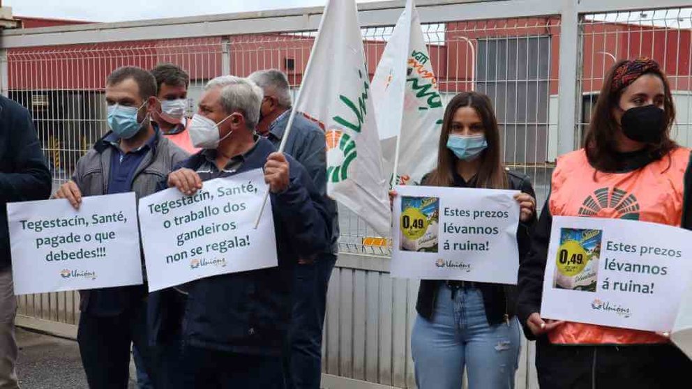 Protesta de Unións Agrarias onte ás portas das instalacións do Grupo Santé para denunciar a falta de pagamentos (Foto: Unións Agrarias).