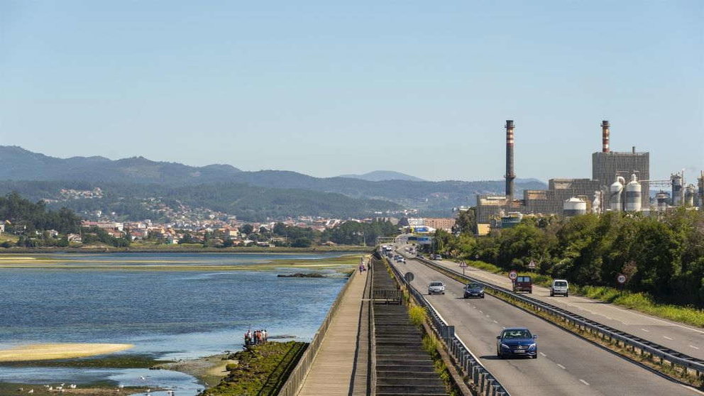 Vista da factoría de Ence e da ría de Pontevedra. (Foto: Europa Press) #ence #celulosa #ríadepontevedra #traslado #pastera #industria #madeira #eucalipto