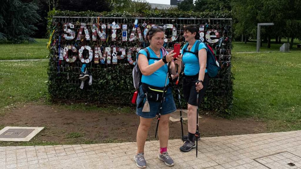 Dúas peregrinas fotografándose á súa chegada a Compostela o pasado 26 de xuño (Foto: Arxina).