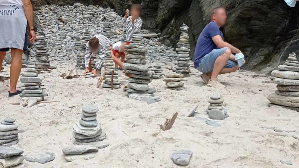 Turistas amorean pedras na praia das Catedrais, en Ribadeo. (Foto: @tocamates) #ascatedrais #praia #praiaascatedrais #ribadeo #turismo #agresión #medioambiente #denuncia #espazonatural