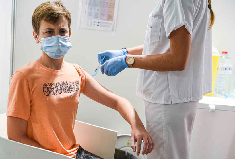 Picada da vacina a un mozo no Estado. (Foto: Jorge Gil / Europa Press)