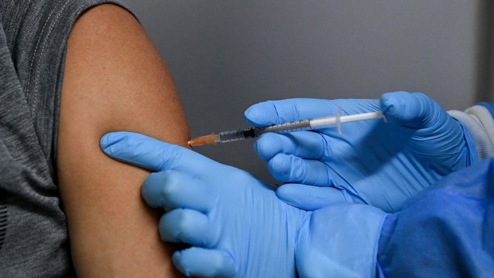 Unha persoa é tratada coa vacina de Pfizer. (Foto: AAPIMAGE / DPA) #vacina #coronavirus #covid19 #estudo #investigación #delta #variante